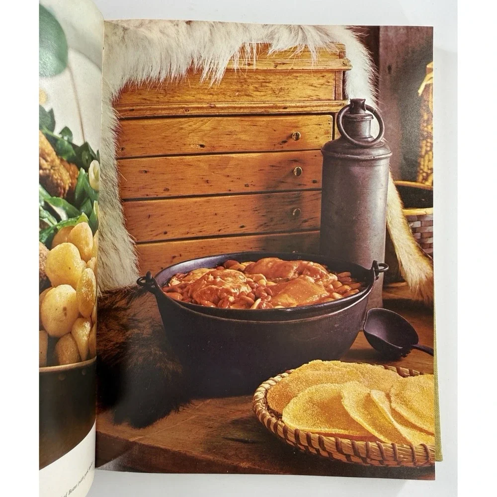 The Chatelaine Cookbook The Definitive Canadian Cookbook Elaine Collett‎ HC VTG